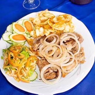 Bistec de pollo con cebollas
